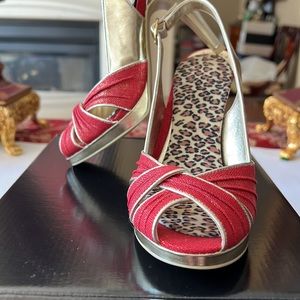 BCBG Paris gorgeous red and gold 4” stiletto heels peep toe sling back size 6.5
